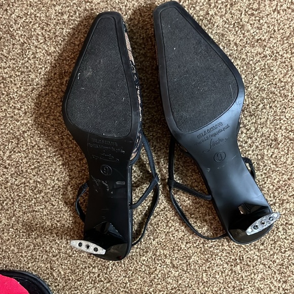 Fiona Gorgeous Gold shoes covered in black lace. Size 9 - Picture 6 of 8